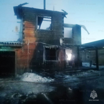 Эксперты испытательной пожарной лаборатории устанавливают причину пожара с гибелью двух детей в Иркутском районе