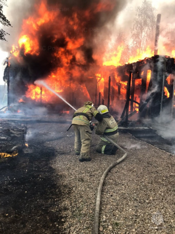 Бывший пожарный спас мужчину на пожаре в одном из садоводств в Иркутском районе