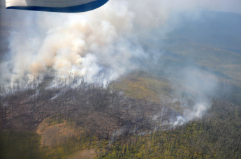 Самолеты Бе-200 МЧС России продолжают работу на пожарах, действующих в лесах Иркутской области