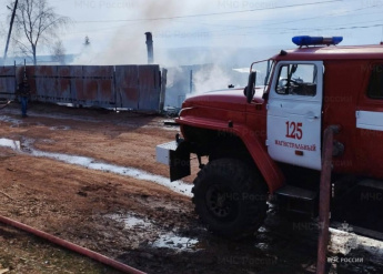 Дознаватели МЧС России и эксперты испытательной пожарной лаборатории устанавливают причину пожара с гибелью трёх человек в Казачинско-Ленском районе