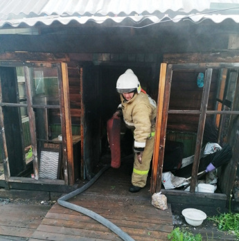 21 пожар ликвидирован в Иркутской области в выходные дни. Дознаватели МЧС России устанавливают причину пожара с гибелью человека в посёлке Куйтун