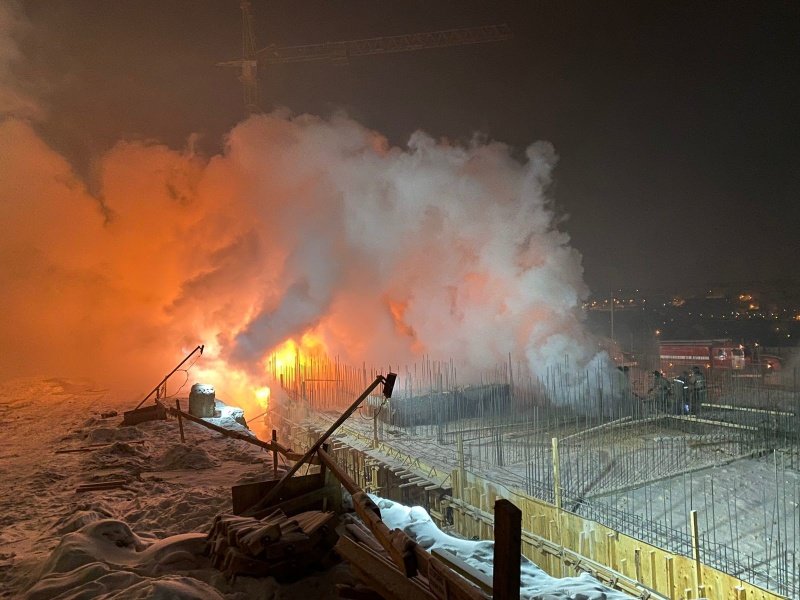 Шестнадцать газовых баллонов эвакуировали иркутские огнеборцы во время пожара в строящемся доме в поселке Маркова Иркутского района