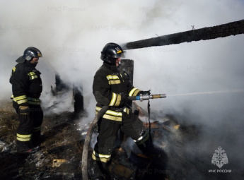 Три жилых дома и хозяйственные постройки были спасены прошлой ночью пожарными в Черемховском и Нижнеилимском районах